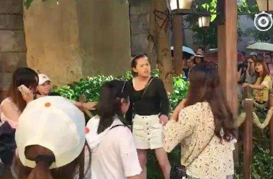 Sau đó, người này phải bồi thường nạn nhân 1000 nhân dân tệ vì tội quấy rối nơi công cộng và hành hung người