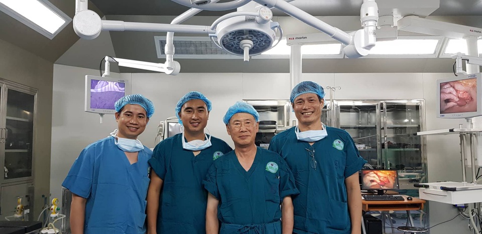 “Huyền thoại sống” trong lĩnh vực gan, mật, tuỵ đến phẫu thuật tại Đà Nẵng - 1 GS Masatoshi Makuuchi cùng ekip bác sĩ Ngoại khoa 1 thực hiện ca phẫu thuật tại BV Ung bướu Đà Nẵng trong ngày 23/7