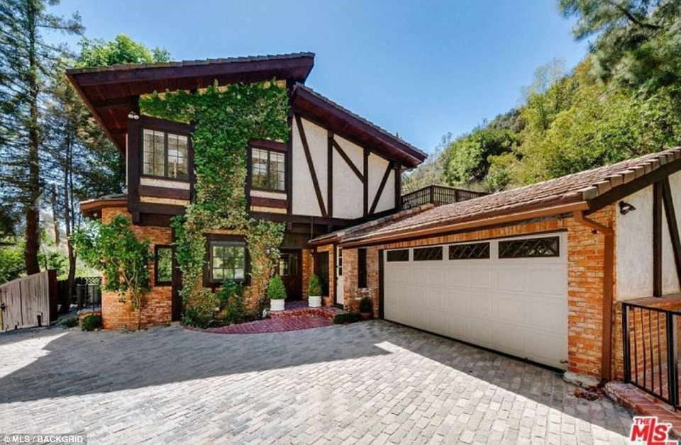 Ngắm nhà siêu sang của diva Cher - 4
Cher sửa chữa ngôi nhà theo phong cách Anh