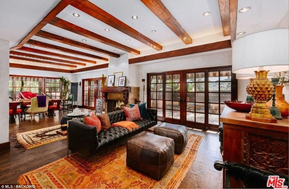 Ngắm nhà siêu sang của diva Cher - 5
Ngôi nhà xinh đẹp có 4 phòng ngủ, 3 phòng tắm