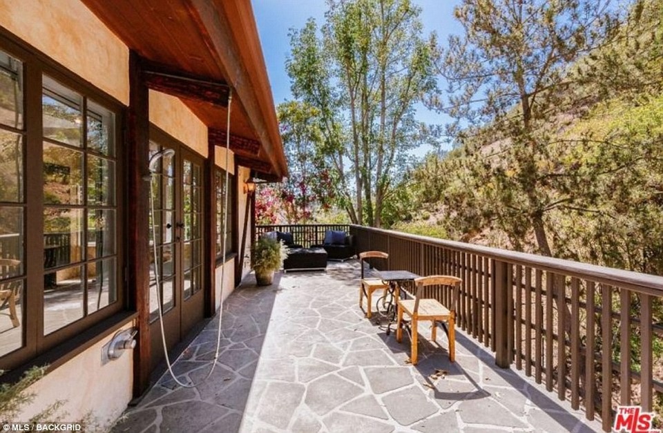 Ngắm nhà siêu sang của diva Cher - 7
Ngôi nhà bên một sườn đồi xinh đẹp