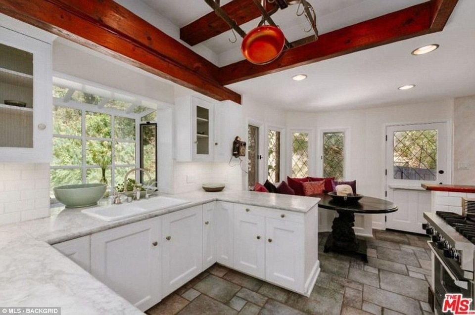 Ngắm nhà siêu sang của diva Cher - 9
Phòng bếp