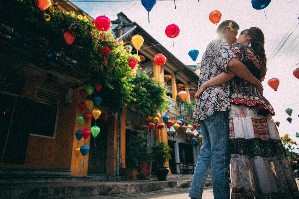Chuyện tình nàng thách thức chàng “yêu là cưới” và cái kết bất ngờ - 3 Ngày đầu gặp mặt, Yến Nhi kể cô cũng không có nhiều ấn tượng về Trân. Thời gian sau do Trân liên tục “thả thính” đã khiến trái tim Yến Nhi rung động nên quyết định thử yêu để xem tính cách đối phương như thế nào.