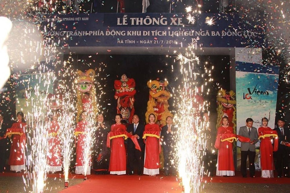 Thông xe đoạn đường tránh phía đông Khu di tích ngã ba Đồng Lộc - 1
Thủ tướng cắt băng khánh thành đoạn đường tránh phía đông khu di tích ngã ba Đồng Lộc