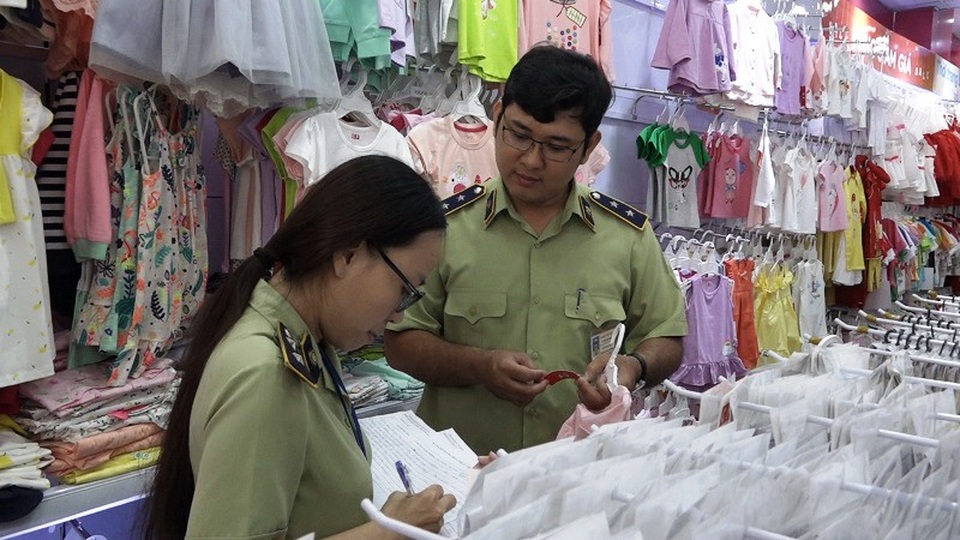 Quản lý thị trường kiểm tra 70 cửa hàng của Công ty Cổ phần Con Cưng - 2 Lực lượng chức năng phát hiện nhiều sai phạm tại hệ thống cửa hàng của Con Cưng.