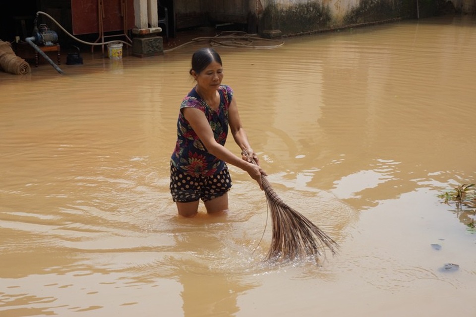 Cuộc sống, sinh hoạt của người dân bị đảo lộn do nhà bị ngập lụt. Cơ quan khí tượng thủy văn cho biết, lũ trên sông Bưởi đã đạt đỉnh. Trong ngày hôm nay (23/7), mực nước ở sông Bưởi xuống dưới báo động 3.