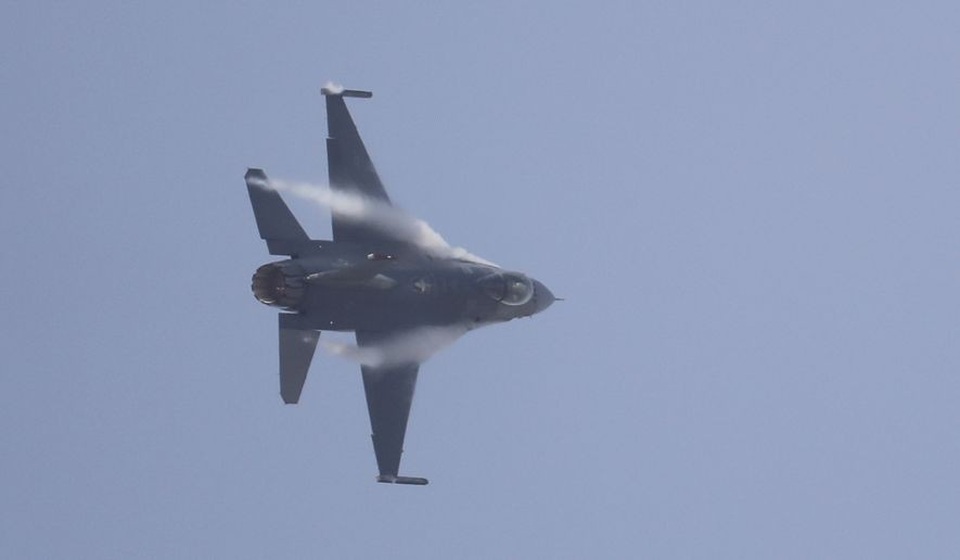 Không quân Mỹ chặn máy bay "lạ" áp sát sân golf của Tổng thống Trump - 1
Một máy bay chiến đấu F-16 của Không quân Mỹ (Ảnh: AP)