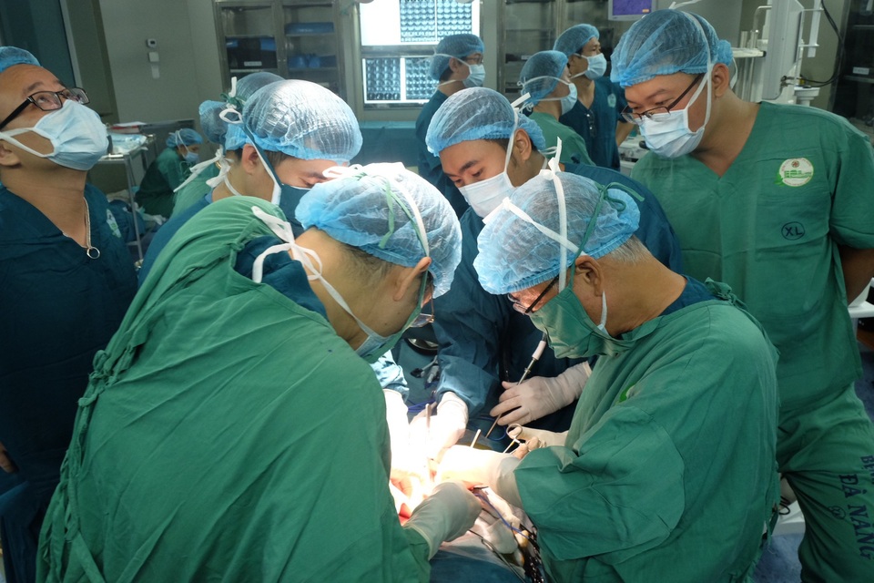 “Huyền thoại sống” trong lĩnh vực gan, mật, tuỵ đến phẫu thuật tại Đà Nẵng - 2 GS Masatoshi Makuuchi đã hội chẩn và trực tiếp phẫu thuật cắt khối tá tuỵ cho bệnh nhân Tr.