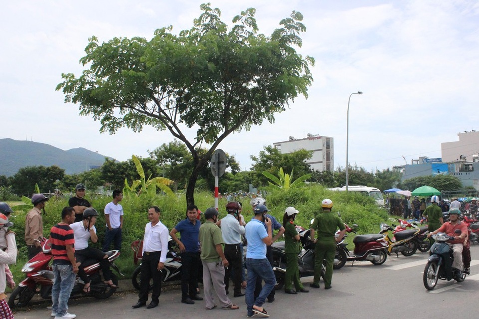 Phát hiện thi thể đang phân huỷ trong bụi cỏ - 2 Người dân dõi theo vụ việc từ bên ngoài khu vực hiện trường đã được phong toả