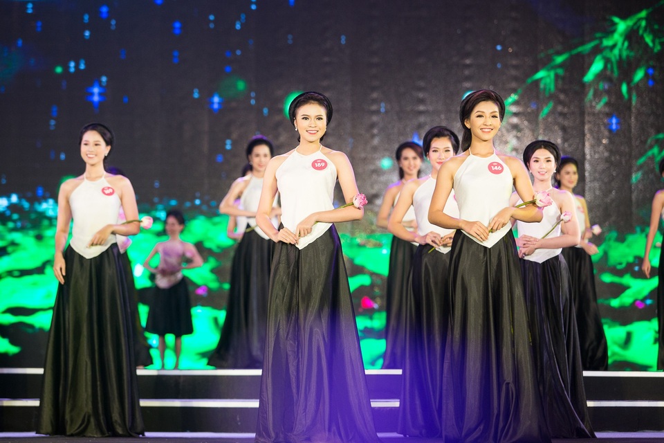 25 thí sinh lọt chung kết Hoa hậu Việt Nam 2018 - 2 Các thí sinh mở màn ấn tượng với phần đồng diễn áo yếm trắng, váy đụp.