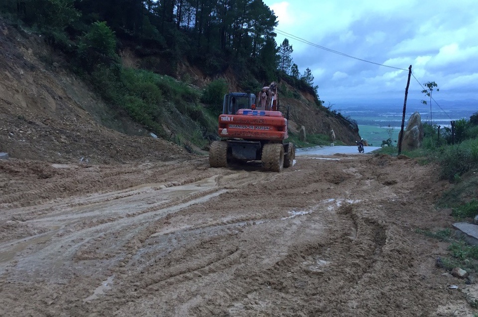 Sạt lở nghiêm trọng đường lên ngôi chùa lớn nhất xứ Nghệ! - 14 Công tác khắc phục hậu quả.