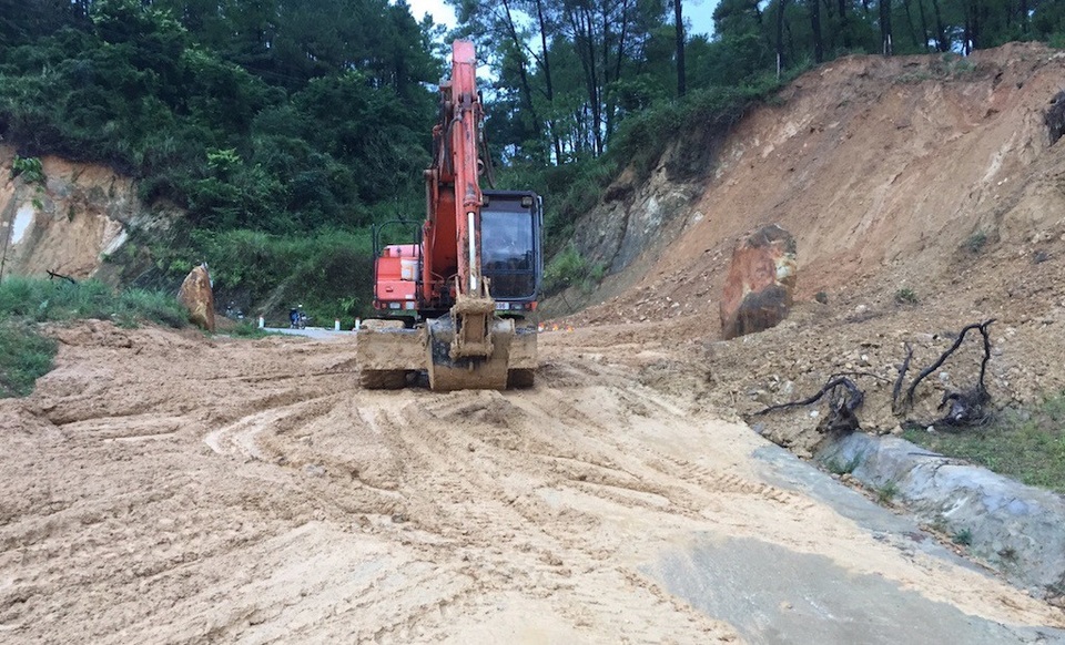 Sạt lở nghiêm trọng đường lên ngôi chùa lớn nhất xứ Nghệ! - 13 Sạt lở nghiêm trọng đường lên ngôi chùa lớn nhất xứ Nghệ! - 13