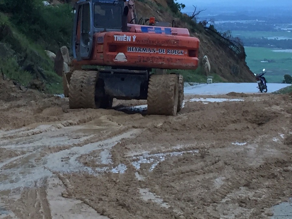 Sạt lở nghiêm trọng đường lên ngôi chùa lớn nhất xứ Nghệ! - 12 Sạt lở nghiêm trọng đường lên ngôi chùa lớn nhất xứ Nghệ! - 12