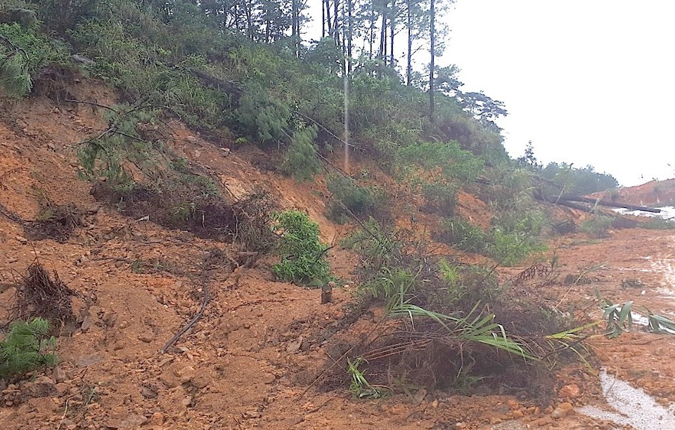 Sạt lở nghiêm trọng đường lên ngôi chùa lớn nhất xứ Nghệ! - 2 Sạt lở nghiêm trọng đường lên ngôi chùa lớn nhất xứ Nghệ! - 2