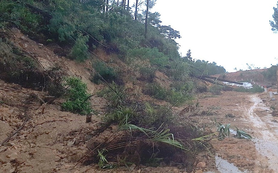 Sạt lở nghiêm trọng đường lên ngôi chùa lớn nhất xứ Nghệ! - 4 Sạt lở nghiêm trọng đường lên ngôi chùa lớn nhất xứ Nghệ! - 4
