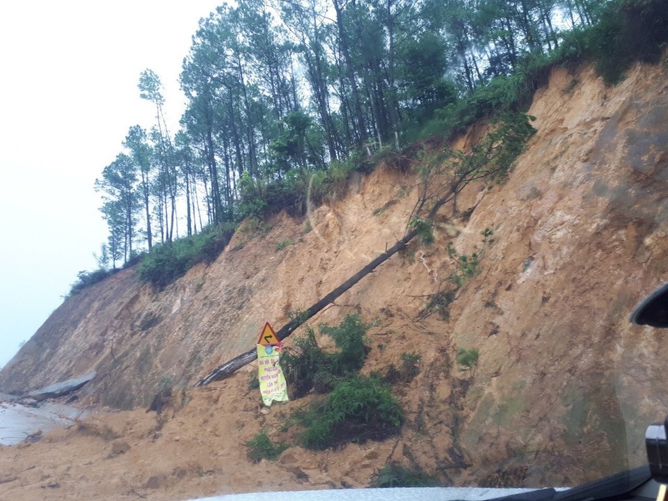Sạt lở nghiêm trọng đường lên ngôi chùa lớn nhất xứ Nghệ! - 5 Sạt lở nghiêm trọng đường lên ngôi chùa lớn nhất xứ Nghệ! - 5
