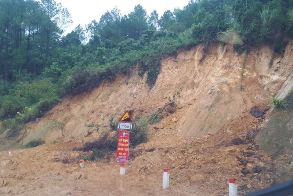 Sạt lở nghiêm trọng đường lên ngôi chùa lớn nhất xứ Nghệ! - 6 Sạt lở nghiêm trọng đường lên ngôi chùa lớn nhất xứ Nghệ! - 6