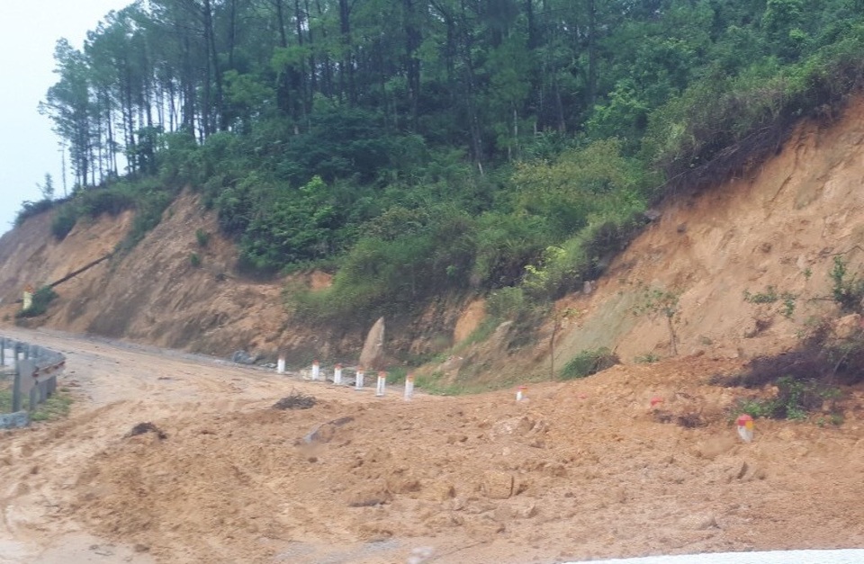 Sạt lở nghiêm trọng đường lên ngôi chùa lớn nhất xứ Nghệ! - 7 Sạt lở nghiêm trọng đường lên ngôi chùa lớn nhất xứ Nghệ! - 7
