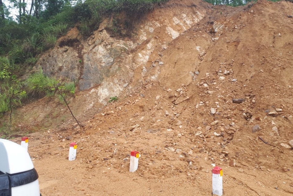 Sạt lở nghiêm trọng đường lên ngôi chùa lớn nhất xứ Nghệ! - 8 Sạt lở kinh hoàng ta luy dương đường lên chùa Đại Tuệ.