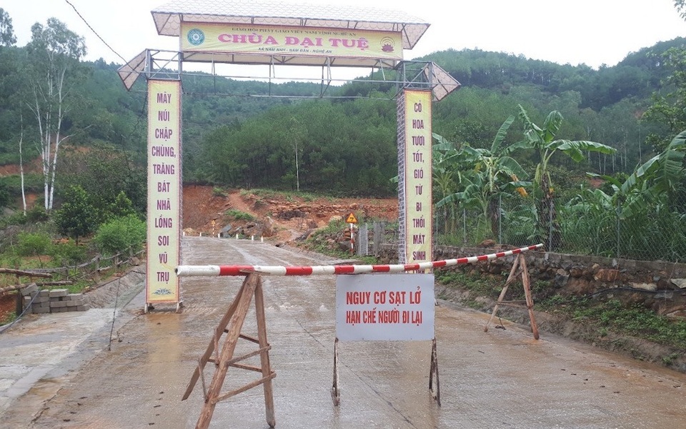 Sạt lở nghiêm trọng đường lên ngôi chùa lớn nhất xứ Nghệ! - 9 Đường sạt lở phải đặt biển cảnh báo.