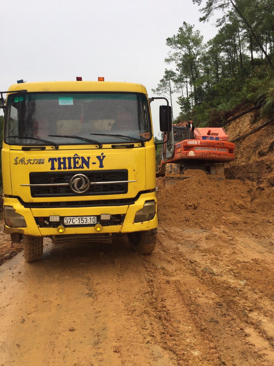 Sạt lở nghiêm trọng đường lên ngôi chùa lớn nhất xứ Nghệ! - 10 Sạt lở nghiêm trọng đường lên ngôi chùa lớn nhất xứ Nghệ! - 10