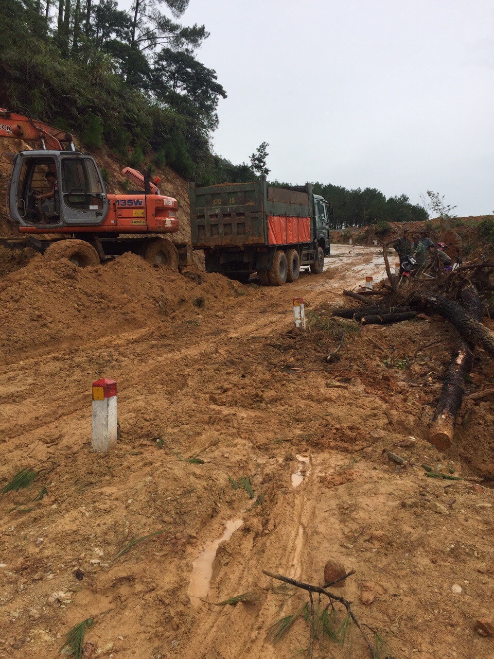 Sạt lở nghiêm trọng đường lên ngôi chùa lớn nhất xứ Nghệ! - 11 Sạt lở nghiêm trọng đường lên ngôi chùa lớn nhất xứ Nghệ! - 11