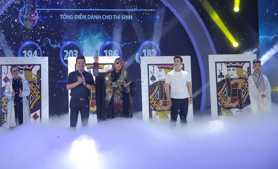 Ảo thuật gia J đăng quang ngôi Quán quân “Ảo thuật siêu phàm” - 3 J giành ngôi vị Quán quân Ảo thuật siêu phàm.