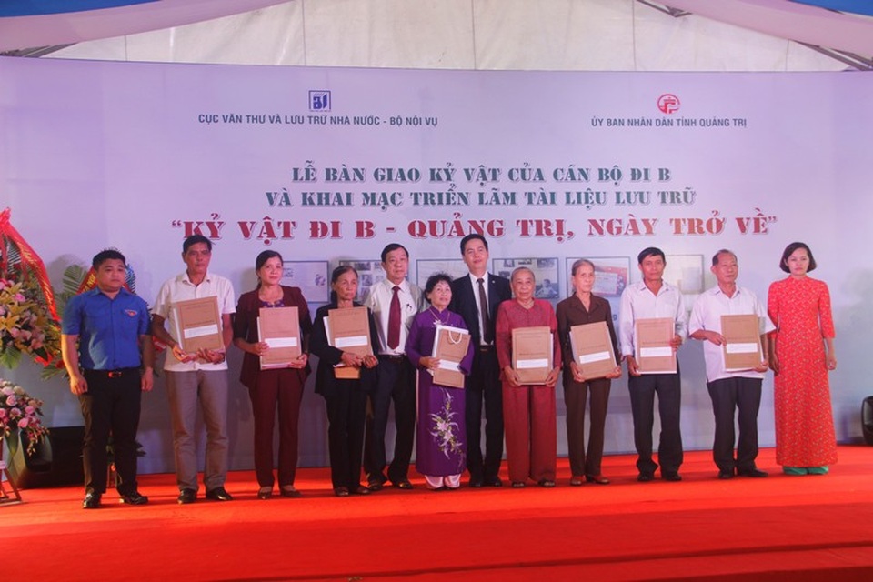 Bàn giao kỷ vật của những cán bộ “đi B” - 4 Sau hàng chục năm, các kỷ vật đã được trao cho gia đình cán bộ đi B