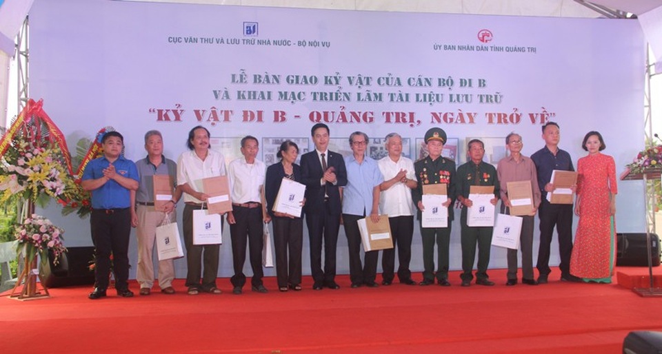 Bàn giao kỷ vật của những cán bộ “đi B” - 1 Ông Đặng Thanh Tùng - Cục trưởng Cục Văn thư và Lưu trữ nhà nước và ông Phạm Đức Châu - Phó Bí thư thường trực Tỉnh ủy Quảng Trị trao kỷ vật cho các gia đình