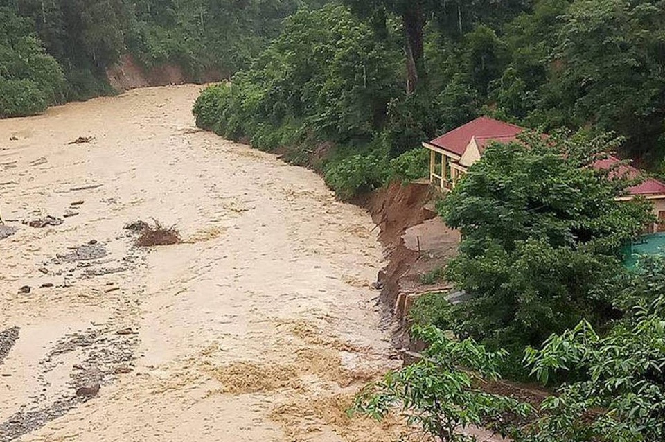 Lũ “chặt đứt” đường, nhiều bản làng bị cô lập - 10 Nước đầu nguồn đổ về đang đe dọa sự an toàn của trường tiểu học Na Mỳ.