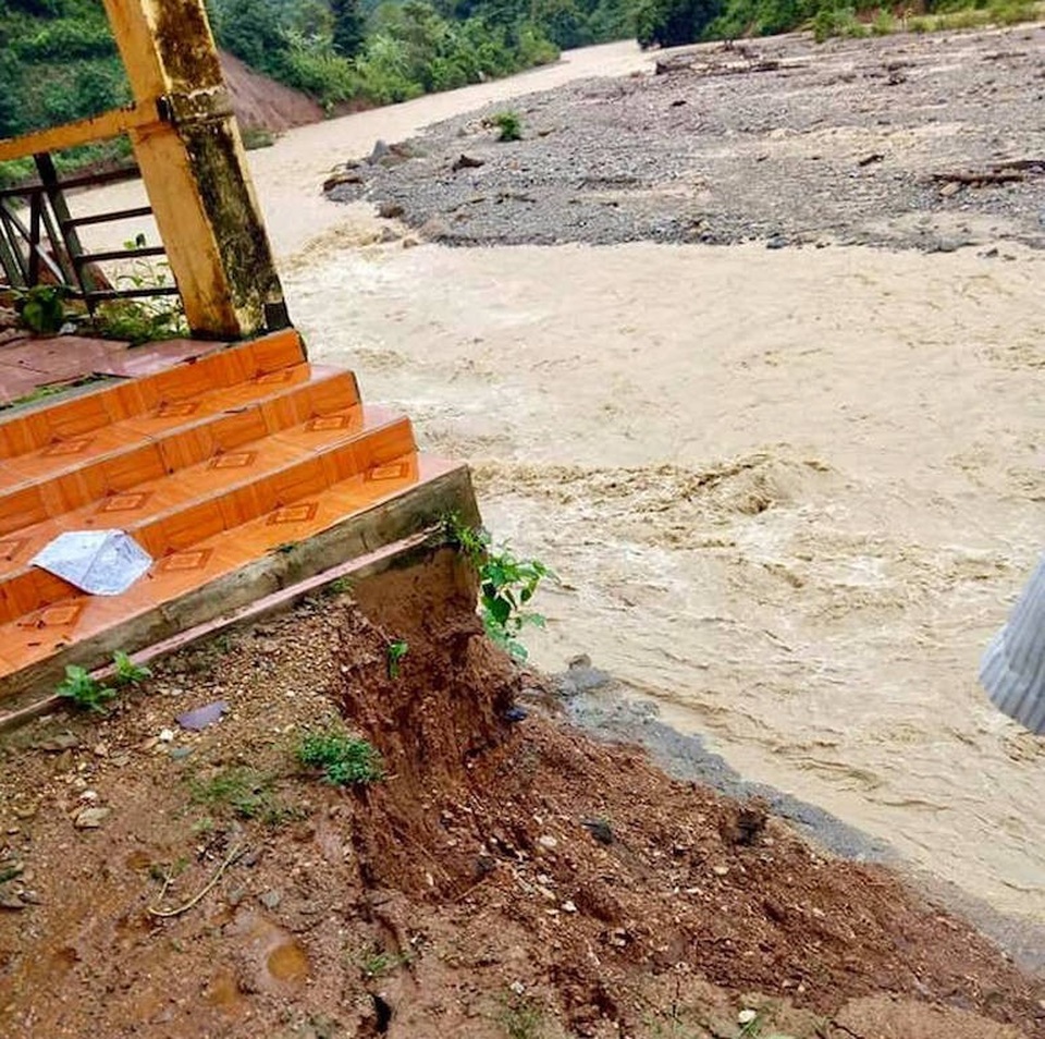 Lũ “chặt đứt” đường, nhiều bản làng bị cô lập - 8 Lũ “chặt đứt” đường, nhiều bản làng bị cô lập - 8