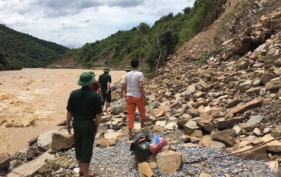 Lũ “chặt đứt” đường, nhiều bản làng bị cô lập - 3
Để vào được Tà Cạ phải men theo con đường hẹp chỉ chưa đầy một bước chân nhưng chỉ đi được một đoạn ngắn và rất nguy hiểm dễ bị rơi xuống sông.