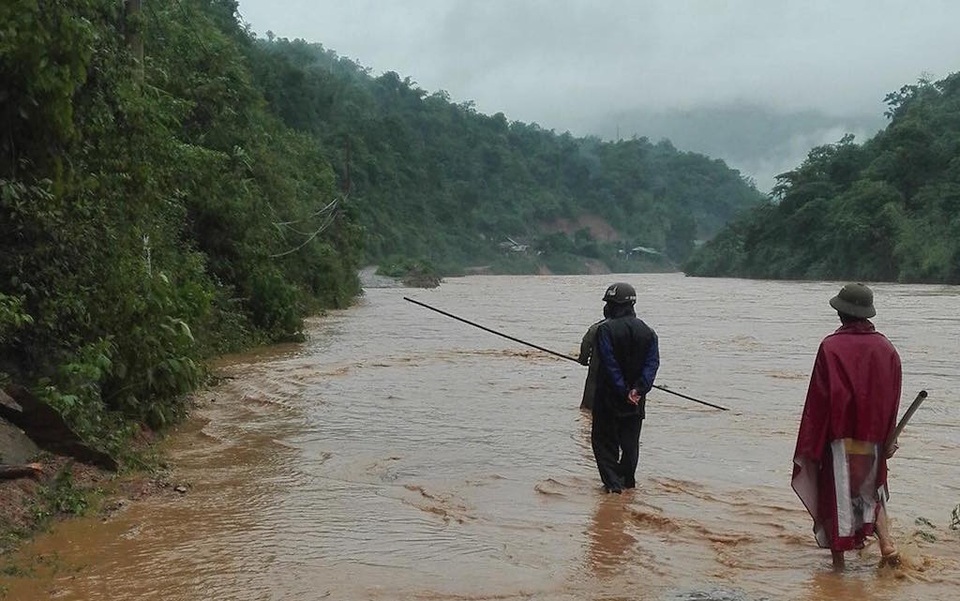 Lũ “chặt đứt” đường, nhiều bản làng bị cô lập - 5 Nhiều đoạn đường nước lũ dâng cao không thể đi được.