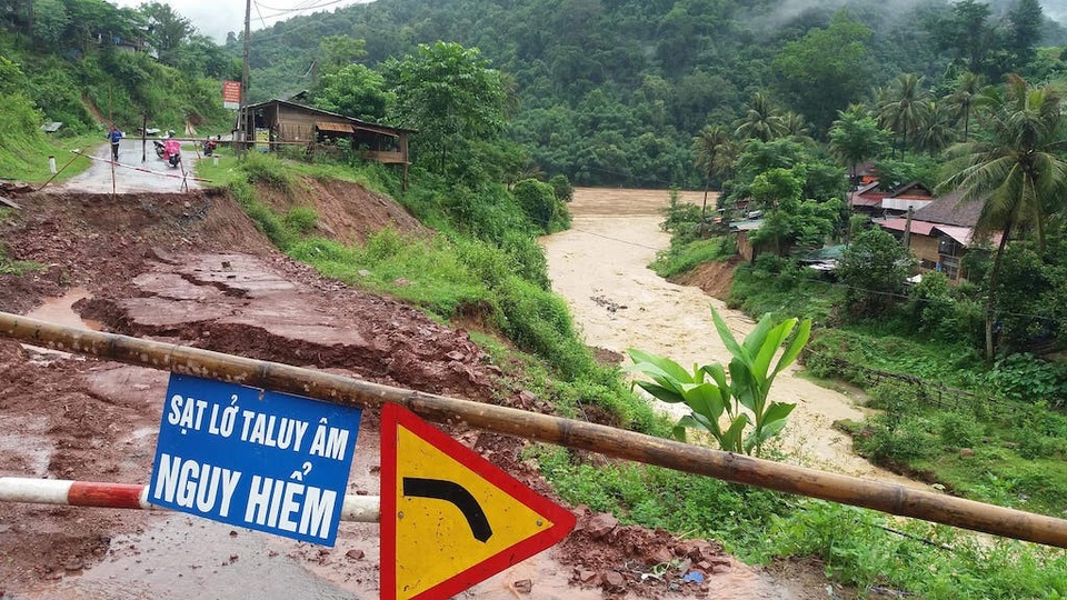 Lũ “chặt đứt” đường, nhiều bản làng bị cô lập - 6 Cung đường vào Mỹ Lý bị sạt lở, chia cắt.