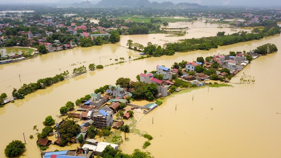 Người dân Hà Nội ăn ngủ trên thuyền, sống chung với lũ - 1
Đến rạng sáng nay, nhiều địa phương tại Hà Nội vẫn trong tình trạng bị ngập lụt. Hình ảnh flycam ghi lại tại làng Bùi Xá (Xuân Mai, Chương Mỹ, Hà Nội) bị cô lập, ngập chìm trong biển nước.