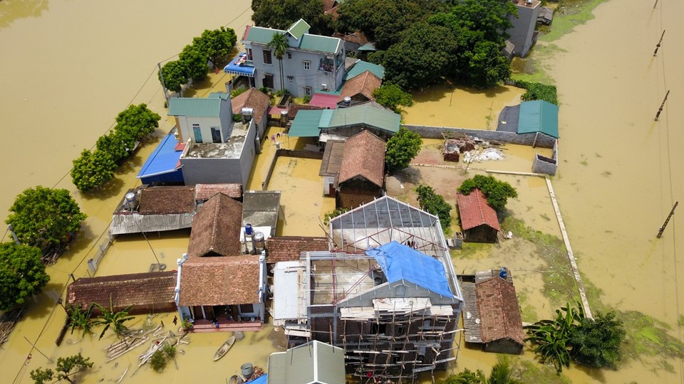 Hình ảnh nước ngập mênh mông ở ngoại thành Hà Nội - 4
Nước ngập cao khiến một số người dân phải tạm thời sơ tán đi nơi khác.