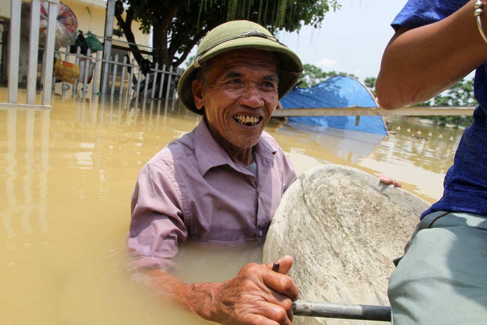 Hình ảnh nước ngập mênh mông ở ngoại thành Hà Nội - 11
Ông Nguyễn Văn Hiểu (Bùi Xá, Chương Mỹ) cho biết nước ngập 3 hôm nay gây ra nhiều thiệt hại về tài sản, hiện tại nhà ông Hiểu vẫn ngập sâu, phải sống và sinh hoạt trên thuyền.