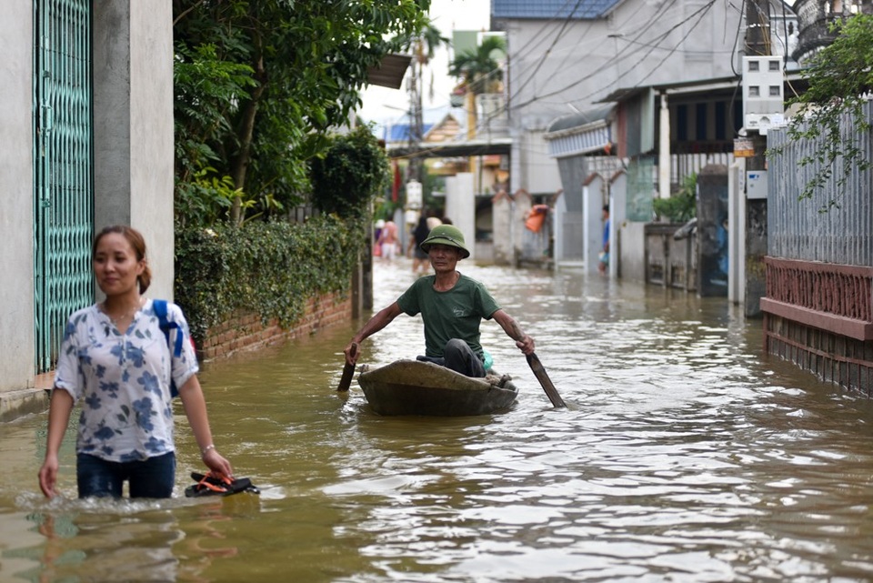 Người dân Hà Nội ăn ngủ trên thuyền, sống chung với lũ - 4
Cách lưu thông chủ yếu của người dân trong làng trong dịp này là bằng thuyền, nếu không có thuyền phải lội nước có chỗ ngập sâu tới 1,5m.