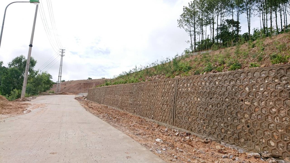 Quảng Ninh: Cách xử lý của chủ đầu tư dự án Monaco sau bão số 3 khiến hàng trăm hộ dân yên tâm - 1 Hệ thống kè đá rất chắc chắn kết hợp phủ xanh để chống xói mòn