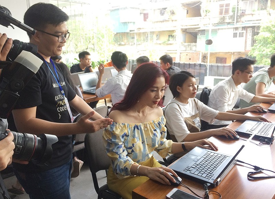 Á hậu Thu Hương: “Phụ nữ ngành công nghệ cần... sexy hơn” - 3 Á hậu Thu Hương tham gia Giờ lập trình. Đây là chương trình Toàn cầu được khởi xướng tại Mỹ nhằm truyền cảm hứng về Lập trình trên toàn thế giới và khuyến khích, hỗ trợ các bạn trẻ tham gia lĩnh vực CNTT.