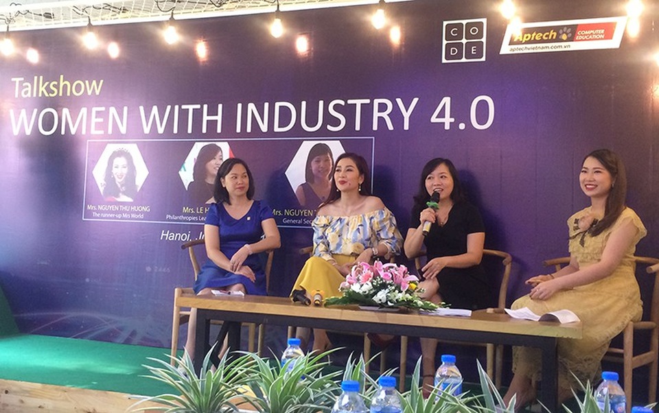 Á hậu Thu Hương: “Phụ nữ ngành công nghệ cần... sexy hơn” - 2 Chị Nguyễn Thu Giang, Tổng thư ký Vinasa và chị Lê Hồng Nhi - Trưởng phòng Quan hệ công chúng Tập đoàn Microsoft cũng đưa ra những ý kiến để nâng cao vai trò của phụ nữ trong ngành CNTT.