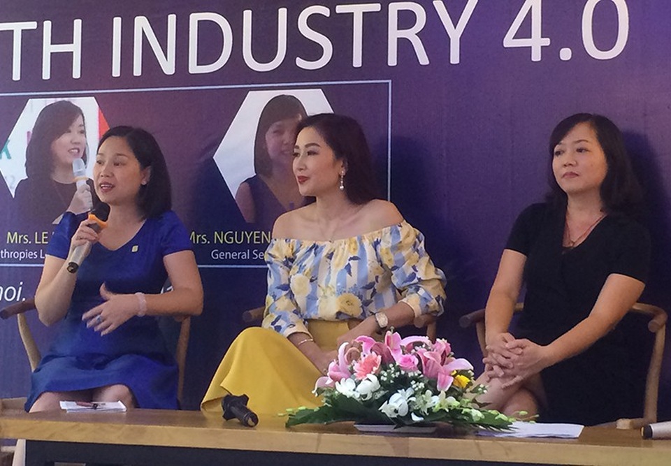 Á hậu Thu Hương: “Phụ nữ ngành công nghệ cần... sexy hơn” - 1 Á hậu Quý bà thế giới 2011 - Hoa khôi thể thao 1995 Nguyễn Thị Thu Hương (người ngồi ở giữa) đưa ra quan điểm mới mẻ rằng phụ nữ trong ngành công nghệ thông tin cần phải thời trang hơn, quyến rũ hơn.