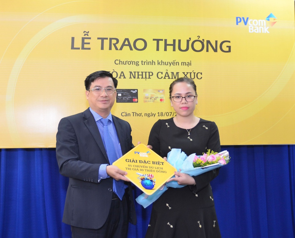 Thẻ PVcomBank Mastercard nhân ba lợi ích cho khách hàng - 1 Đại diện của PVcomBank trao thưởng cho khách hàng may mắn trúng giải Đặc biệt