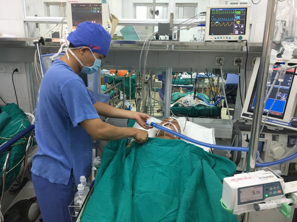 Nạn nhân vụ xe khách lao xuống vực đang cấp cứu tại bệnh viện Việt Đức - 1 Một nạn nhân vụ xe khách lao xuống vực đang được điều trị tích cực tại bệnh viện Việt Đức.