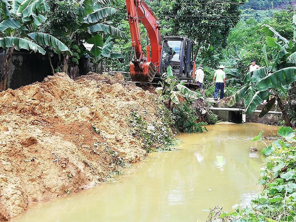 Thông tuyến Quốc lộ 6 đi các tỉnh Tây Bắc - 1 Lực lượng chức năng phá cống để nước trên Quốc lộ 6 thoát nhanh cho các phương tiện giao thông có thể qua lại được.