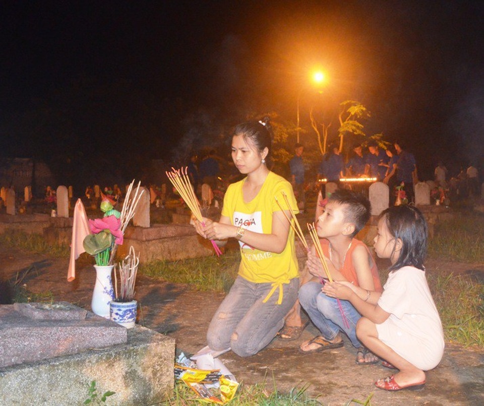 “Hành trình theo bước chân những người anh hùng” - 8 Người thân dâng hương tưởng nhớ những người đã khuất.