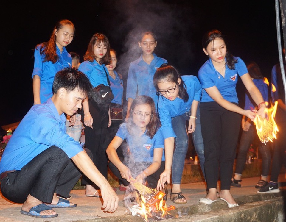 “Hành trình theo bước chân những người anh hùng” - 3 Các bạn trẻ dâng hương thành kính đối với các anh hùng liệt sĩ đã ngã xuống.