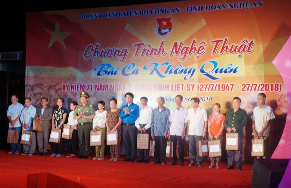 “Hành trình theo bước chân những người anh hùng” - 5 Nhiều phần quà ý nghĩa trao tặng tới các gia đình thương, bệnh binh, thân nhân gia đình liệt sĩ, người có công với cách mạng.
