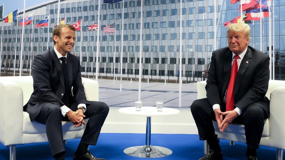 Tiết lộ về “nghệ thuật đàm phán” của ông Macron với ông Trump - 1
Tổng thống Trump và Tổng thống Macron tại cuộc gặp bên lề hội nghị thượng đỉnh NATO hồi đầu tháng 7. (Ảnh: Reuters)