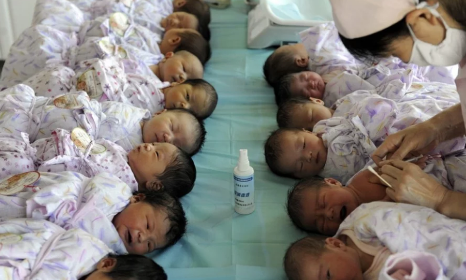 Bê bối vắc-xin giả rúng động Trung Quốc - 1
Trẻ sơ sinh được tiêm vắc-xin tại một bệnh viện ở Aksu, khu vực Tân Cương, Trung Quốc. (Ảnh minh họa: Reuters)